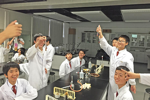 江戸川取手_理科では実験を主体とした体験型の授業を展開。