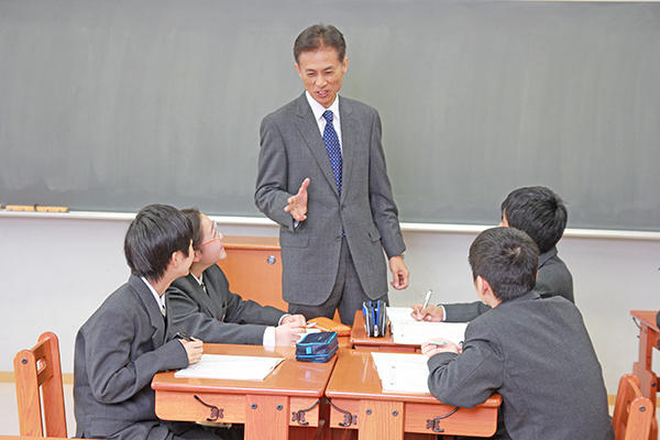 自修館中等教育学校_校長の安井正浩先生が自ら行う「セルフ・サイエンス」の授業。