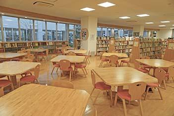 国府台女子学院中学校_木の温もりが心地良い図書館