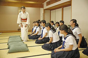 共立女子中学校_礼法の授業では日本の女性ならではの美しい所作を学びます。