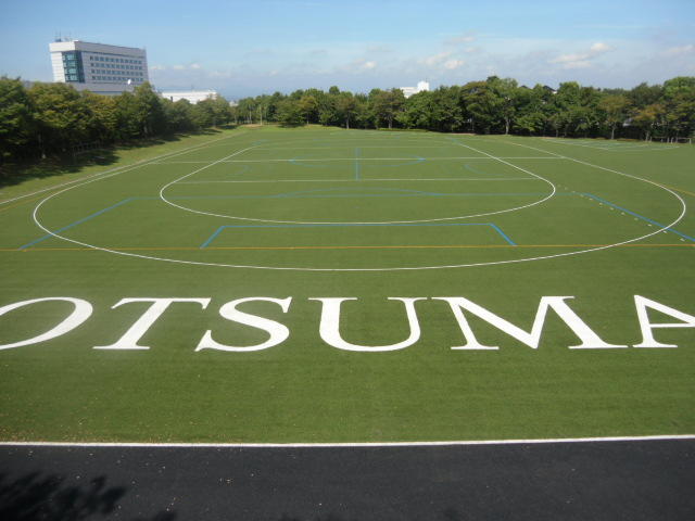 大妻多摩中学校_2012年完成の広い人工芝グラウンド