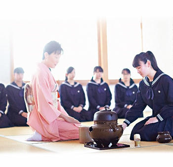 相模女子大学中学部_中1と高1は週1回茶道の授業を受け、伝統文化に親しむ