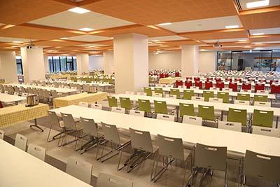 埼玉栄_新校舎の食堂は700名収容という大規模なもの。