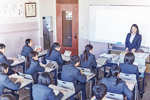 桜丘中学校_ＩＣＴの活用により、授業の効率が著しく向上しました。