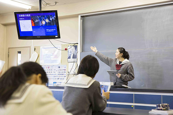 聖徳大学附属女子中学校_ICTを活用した授業の様子