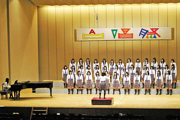 品川女子学院_毎年保護者も楽しみにしている「合唱祭」♪美しい音色がホールに響き渡ります。