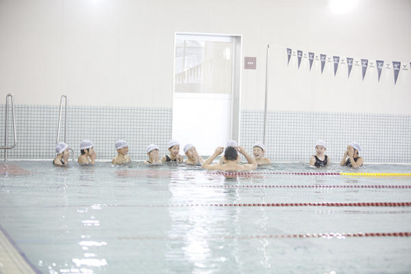 浦和ルーテル学院_温水プールでは年間を通して水泳授業が行われます。