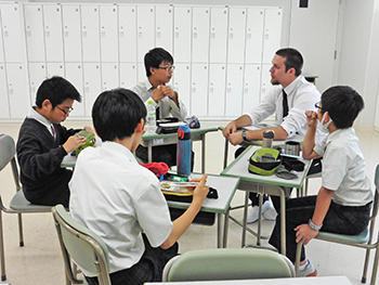 安田学園_グループランチ_ネイティブ