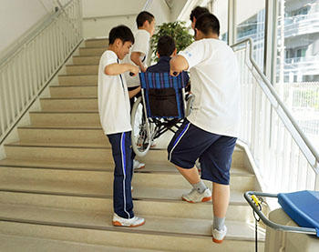 安田学園_車いす体験