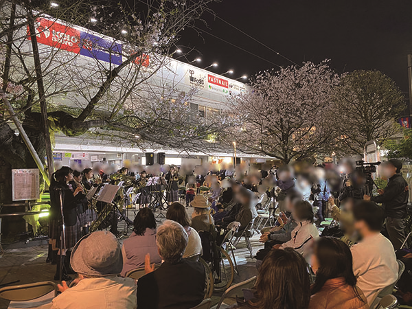 共立女子第二_京王線の仙川駅前広場で開催された「夜桜チャリティーコンサート」に参加した吹奏楽部の生徒たち