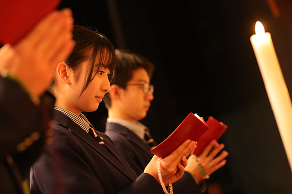 武蔵野大学_講堂朝拝にて。同校の１日は「朝拝」から始まる
