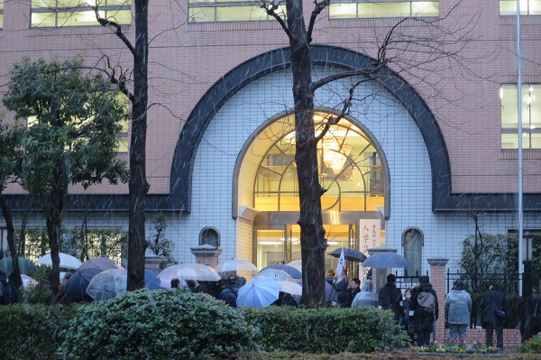 悪天候をものともせず多くの女子受験生が豊島岡女子学園に集った