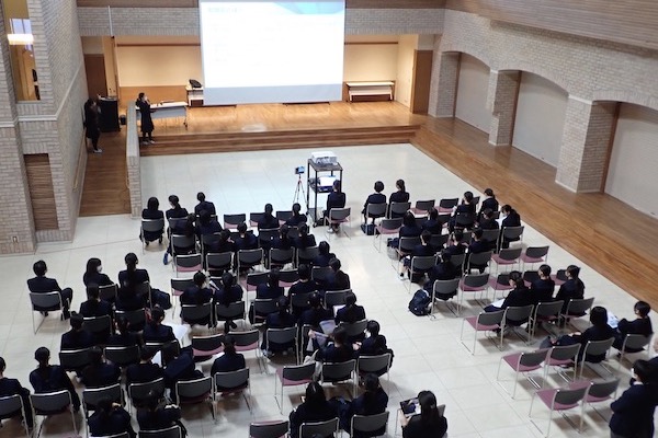 田園調布学園、一年間の「探究」を発表会で締めくくり