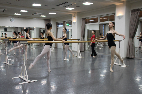 （後編）名門バレエ団の指導が、毎日の放課後に校内で受けられる