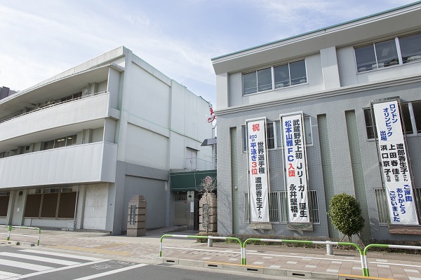 多くの「垂れ幕」がスポーツ強豪校の「武蔵野」を物語ります!