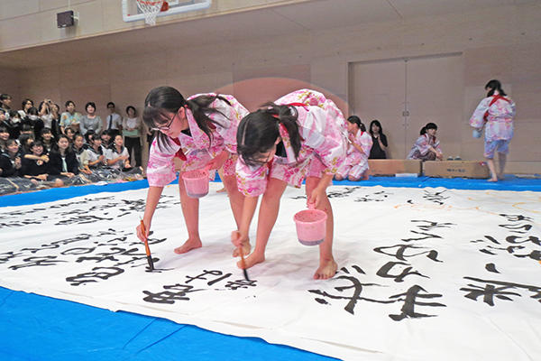 大妻中野中学校_秋桜祭(文化の部)恒例の書道パフォーマンス♪