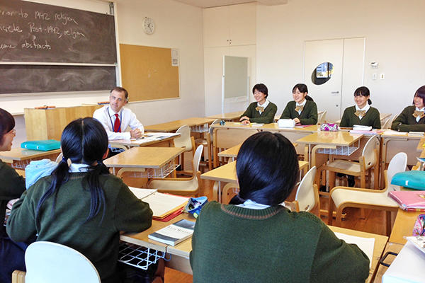 洗足学園中学高等学校_ネイティブの先生を交えた対面授業やディベート