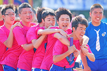 足立学園中学校_体育祭は騎馬戦や棒倒しもあり、迫力満点!