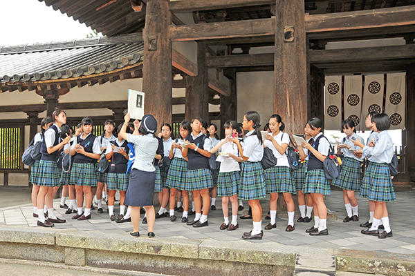 聖セシリア女子中学校_職員室に垣根はありません。