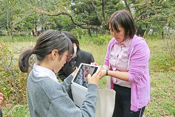神田女学園_「プロジェクト学習」でのフィールドワークのひとコマ。