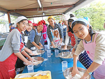 晃華学園_中1のオリエンテーション合宿では「ほうとう作り」に挑戦!