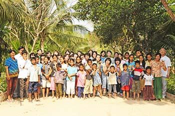 国府台女子学院中学校_東南アジア異文化研修旅行ではカンボジアの孤児院を訪問