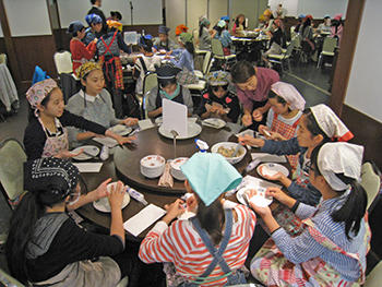 国立音楽_中1の遠足は横浜・中華街へ。餃子作りに挑戦して「いただきます!」