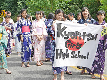 共立女子中学校_カナダ研修では現地の仮装パレードに参加♪