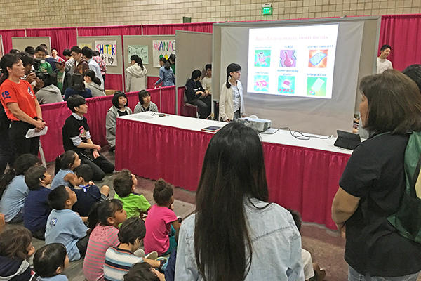 桜丘中学校_ホノルルフェスティバルのプレゼンでもタブレットが大活躍!