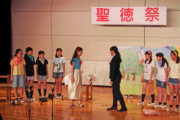 聖徳大学附属女子_同じ演目を演じても、クラスごとに異なる視点で工夫を施しているため、毎年大盛況だ