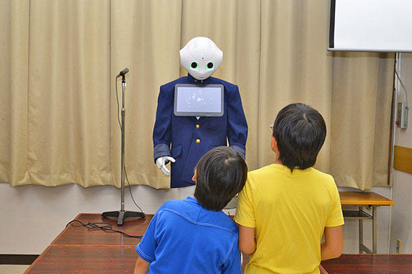 世田谷学園_昨年のオープンキャンパスでは「ペッパー君」がお出迎え!