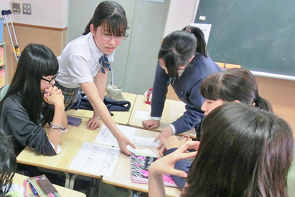 品川女子学院_「企業コラボ」ではそれぞれが独自の案を出し合い、時には議論が白熱することも！！