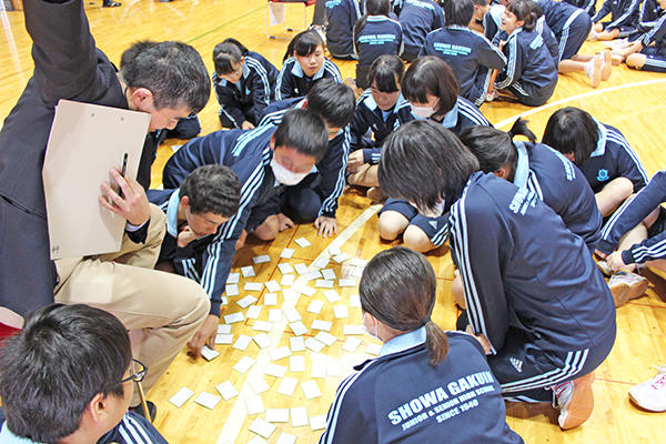 昭和学院中学校_生徒会による企画で行われる百人一首大会！