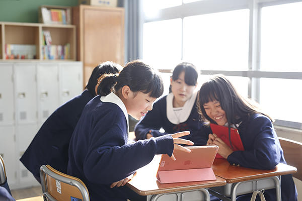 聖徳学園中学校_中1から全員がiPadを使った授業を展開。
