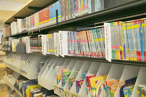 足立学園中学校_図書館には多くの洋学図書が！