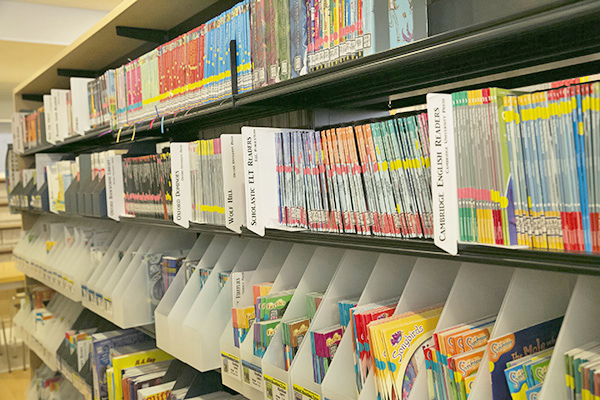 足立学園中学校_図書館には多くの洋学図書が!