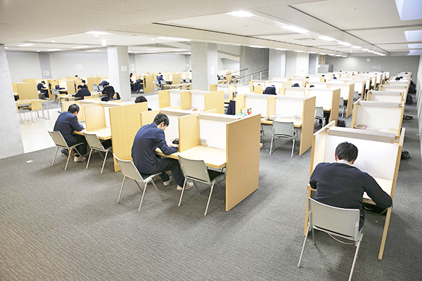 足立学園中学校自習室は270名収容の圧倒的な広さ!_