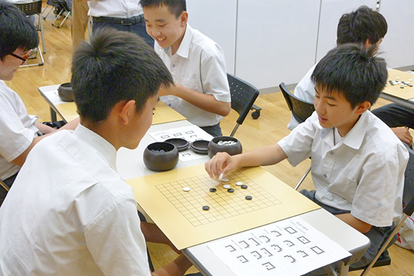 武南中学校_メディアホールで、囲碁の対局中の中２・３生たち