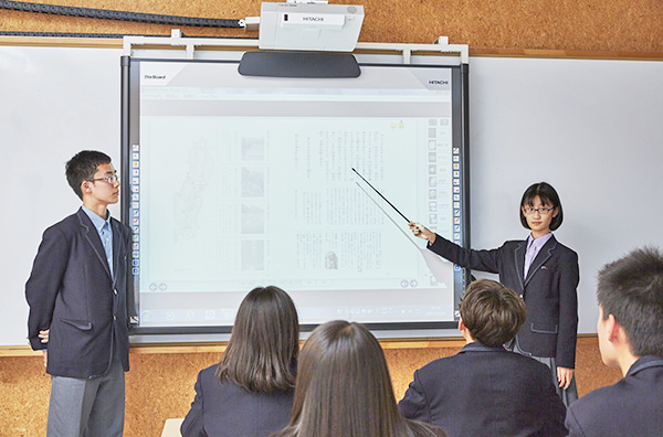 武南中学校_電子黒板を使って発表するのも、同校の日常風景