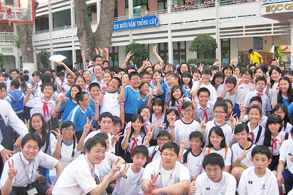 武南中学校_ベトナム研修で、現地校の生徒たちと