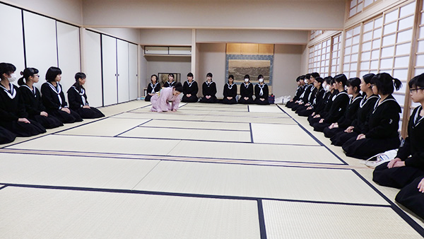 富士見_新校舎の和室で行われる礼法の授業。