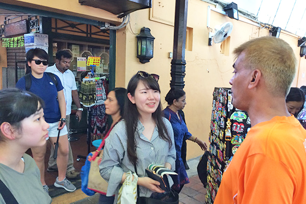 富士見丘_シンガポールのフィールドワークでは、街の人々にも取材しました。