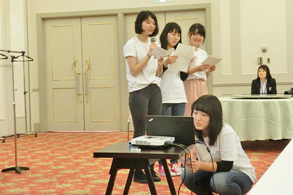 女子聖学院_五島列島で、過疎化解消の施策をプレゼンする生徒たち