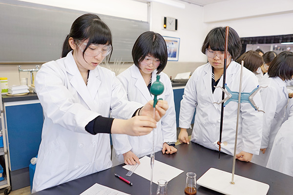 十文字中学校_理科では「なぜ?」を解決するための考え方や方法を学ぶ