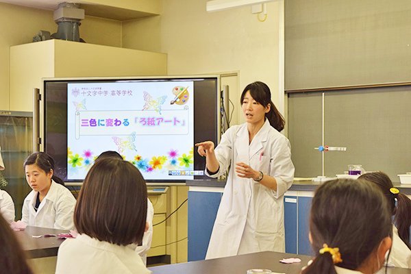 十文字中学校_今年の「私立女子中学校フェスタ」にて。同校の理科実験の様子