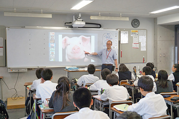 関東学院中学校_関東学院では電子黒板を活用して、授業の効率化を図っています。
