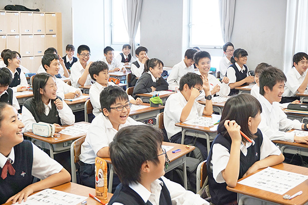 関東学院中学校_ユニークな尾作先生の授業は笑いが絶えません!