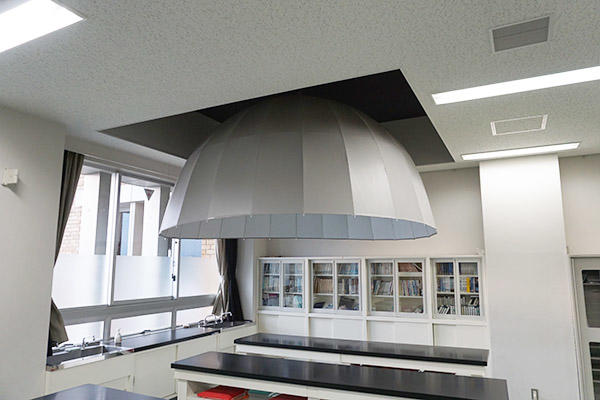 晃華学園_実験室内にはプラネタリウムも!