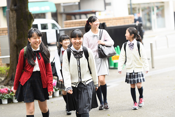 国立音楽_学園都市・国立にあり、最寄駅からは徒歩13分(バスもあり)