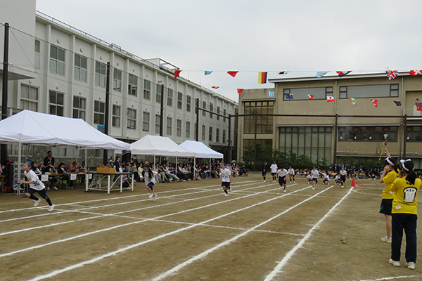 国立音楽_中高が３色に分かれて競う体育祭。ハイライトは３色対抗リレー